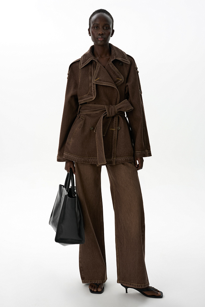 Джинсовый тренч с кокеткой и патами