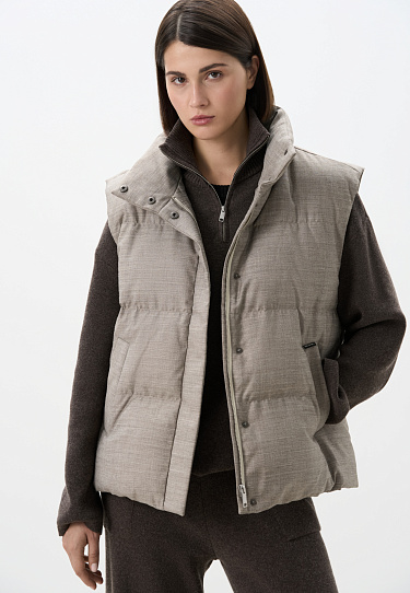 Жилет на пуху с воротником-стойкой