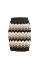 Трикотажная юбка длины мини из хлопка с добавлением эластана. Модель по фигуре, с эластичным поясом в рубчик. Изделие выполнено фактурной вязкой с волнистым узором.