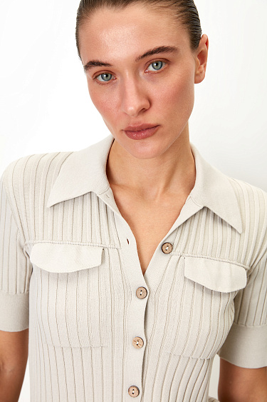 Футболка с отложным воротником