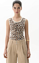 Трикотажный топ с жаккардовым рисунком, имитирующим окрас леопарда. Модель облегающего силуэта без рукавов с круглым вырезом горловины. Края изделия выполнены в рубчик. 