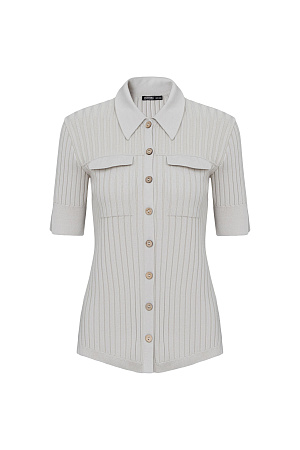 черный Трикотажная футболка из вискозы в широкий рубчик. Модель приталенного силуэта с отложным воротником, небольшими разрезами на манжетах и имитацией карманов на груди с клапанами. Застежка на пуговицы. 