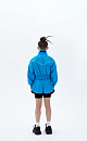 Укороченный детский бомбер в спортивном стиле с карманами по бокам и голубым кантом. Манжеты и низ изделия на эластичной ленте. Подклад с элементами из сетчатой ткани по бокам. Дополнить образ можно шортами в том же стиле.