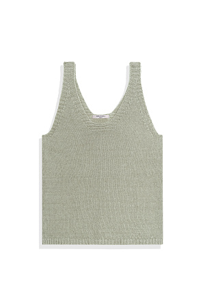 зеленый Трикотажный топ из 100% льна. Модель прямого кроя, на широких бретелях, с глубокой проймой и U-образным вырезом горловины. Края изделия выполнены в рубчик.