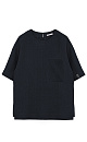 Широкая футболка из 100% льна. Модель прямого кроя, со спущенной линией плеча, круглым вырезом горловины и асимметричным низом с разрезами по бокам. Изделие декорировано накладным карманом на груди и брендированным ярлыком на рукаве. Застежка на пуговицу сзади.