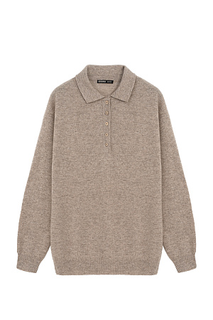 бежевый Трикотажный джемпер из кашемира и шерсти. Модель прямого силуэта со спущенной линией плеча и воротником поло на пуговицах. Манжеты рукавов и низ изделия выполнен в рубчик.