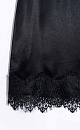 Атласная юбка длины мини. Модель с асимметричным низом, декорированным кружевом. Застежка на потайную молнию.
