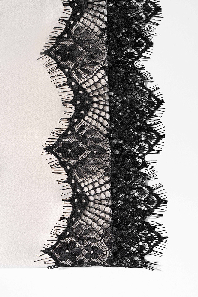 Атласная юбка мини с кружевом