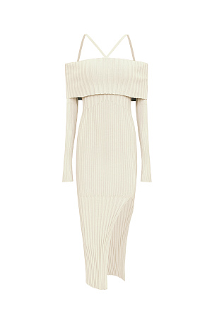 бежевый Трикотажное платье-лапша с открытыми плечами и тонкими бретелями. Модель приталенного силуэта с разрезом сбоку.