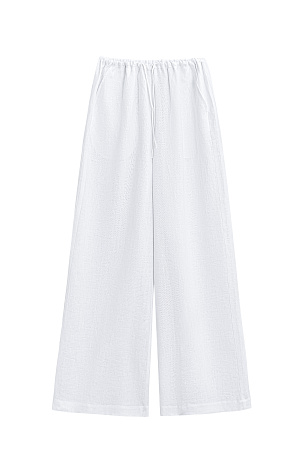 белый Широкие брюки из 100% льна. Модель свободного прямого кроя с врезными карманами по бокам. Изделие выполнено с поясом на узкой резинке, дополненным кулиской.