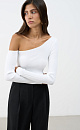 Трикотажный топ из вискозы. Модель приталенного силуэта с длинными рукавами и асимметричным вырезом горловины, открывающим одно плечо.
