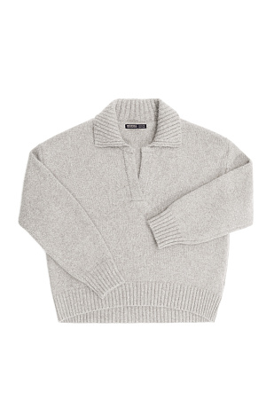 бежевый Трикотажный джемпер из смесовой шерсти с добавлением пуха лисы. Модель со спущенной линией плеча и отложным воротником с V-образным вырезом. Воротник, манжеты рукавов и низ изделия выполнены в рубчик.