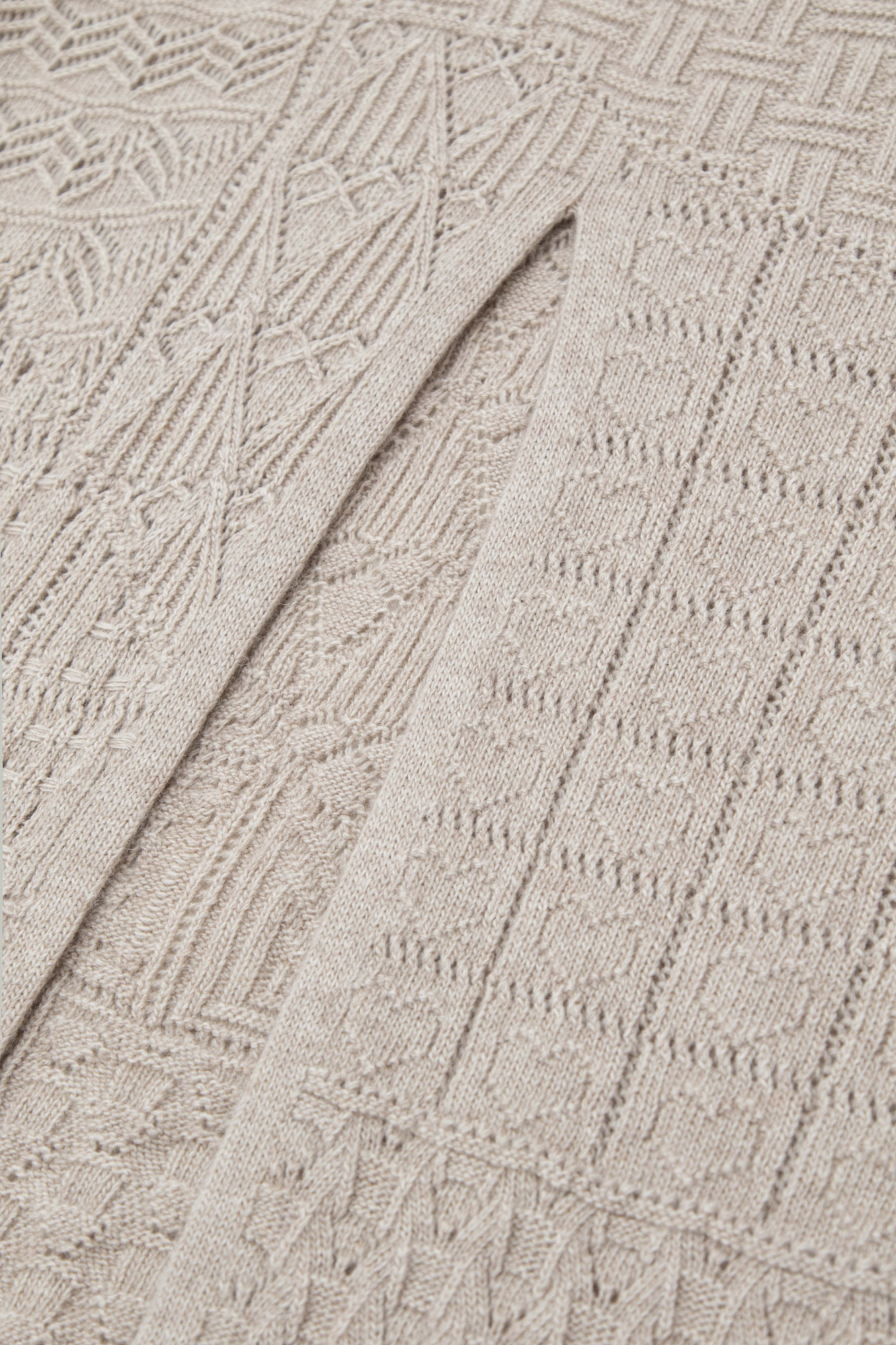 Трикотажная юбка длины миди из кашемира и шерсти. Модель приталенного силуэта с разрезом сзади и накладными карманами. Дополнить образ можно джемпером в таком же стиле.