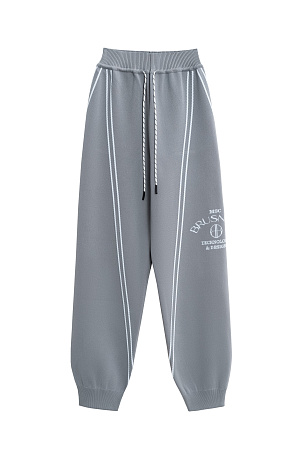 серый Трикотажные джоггеры из вискозы. Модель свободного силуэта, с широким эластичным поясом на кулиске, боковыми и задними карманами. Изделие декорировано брендированным жаккардом и лампасами контрастного цвета.