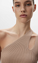 Трикотажный топ из вискозы в рубчик. Модель без рукавов, с двойной лямкой одно на плечо.