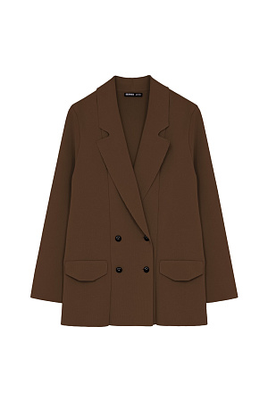 коричневый Трикотажный двубортный жакет свободного кроя с длинными лацканами, вывязанными карманами и застежкой на пуговицы. Дополнить образ можно брюками.