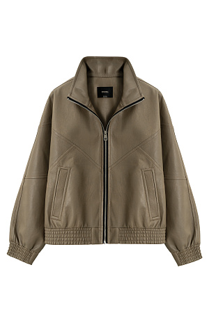 хаки Бомбер из экокожи с боковыми карманами. Модель свободного силуэта с воротоником стойкой. Низ изделия и манжеты рукавов выполнены на резинке. Брендированный ярлык на спине. Застежка на молнию. Без подкладки.