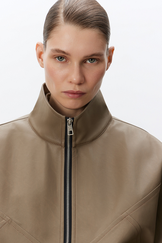 Бомбер из экокожи с боковыми карманами