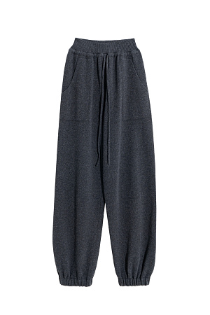графит Трикотажные брюки-бананы из кашемира и шерсти. Модель свободного силуэта, с эластичным поясом в рубчик, дополненным кулиской, и двумя большими карманами. Манжеты выполнены на резинках.