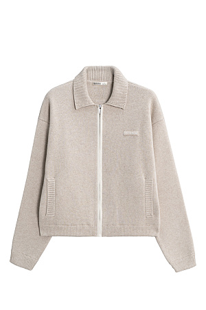 бежевый Трикотажный бомбер из кашемира и шерсти. Модель свободного силуэта, со спущенной линией плеч, отложным воротником, боковыми карманами, застежкой на молнию, планкой контрастного цвета и брендированным жаккардом на груди. Низ изделия выполнен на резинке. Дополнить образ можно юбкой в таком же стиле.