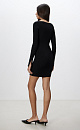 Трикотажное платье из вискозы длины мини. Модель приталенного силуэта с длинным рукавом и фигурным декольте.