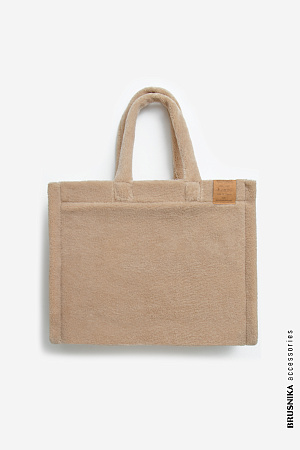 бежевый Сумка из экомеха с двумя плечевыми ремнями. Аксессуар&nbsp;&nbsp;гармонично сморится с вязаными изделиями и верхней одеждой из меха.