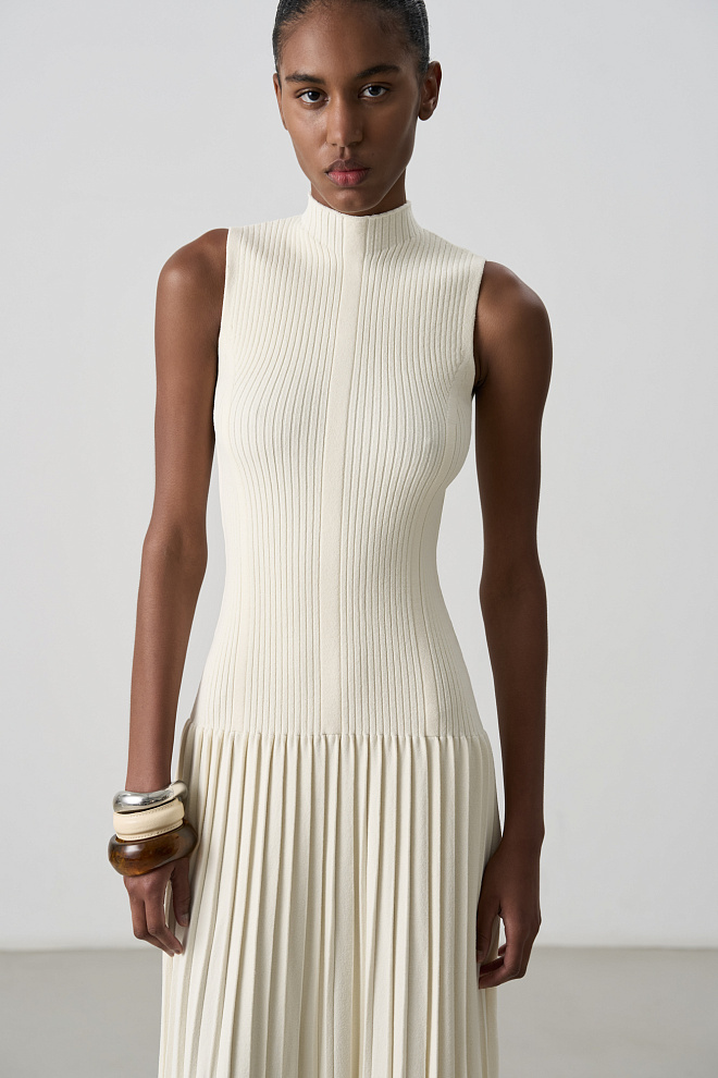 Платье с юбкой плиссе