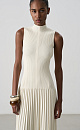 Трикотажное платье длины макси из вискозы. Модель приталенного силуэта, без рукавов, с невысоким воротником-стойкой и юбкой плиссе от бедер.