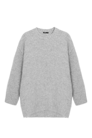 серый Трикотажный джемпер из пушистой пряжи на основе шерсти альпака. Модель свободного силуэта со спущенной линией плеча. Края изделия в рубчик.