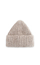 Трикотажная шапка из буклированной пряжи. Модель с отворотом и имитацией рвани.