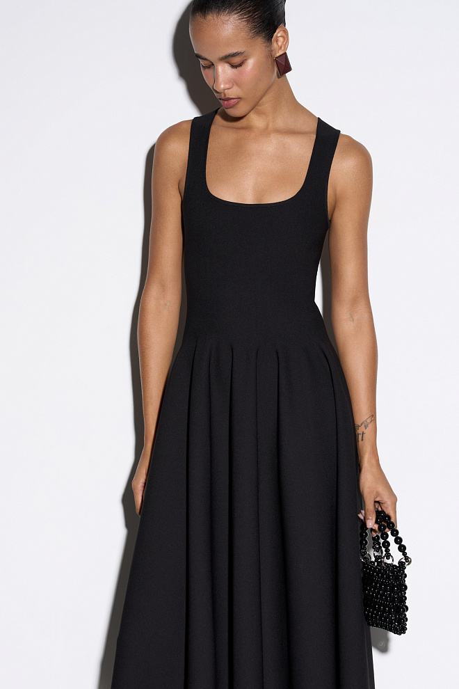 Трикотажное платье длины миди