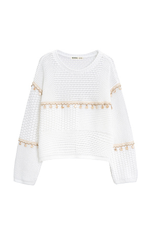 белый Трикотажный джемпер из хлопка, декорированный тесьмой с крупными бусинами. Модель свободного силуэта со спущенной линией плеча. Дополнить образ можно юбкой в таком же стиле.