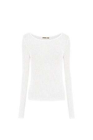 белый Трикотажный джемпер из органического хлопка. Модель с длинными рукавами и вырезом горловины лодочкой. Ажурное переплетение с имитацией "сетки".<br />
Органический хлопок - более экологичная и безопасная альтернатива обычному хлопку, выращенная без использования химикатов.
