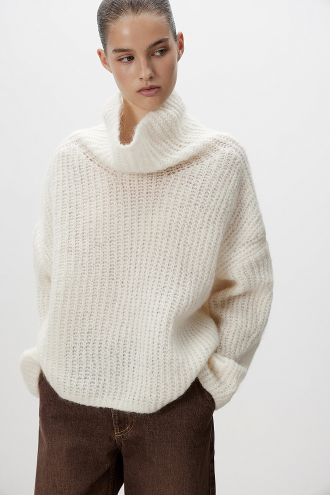 Джемпер из мохера с высоким воротником