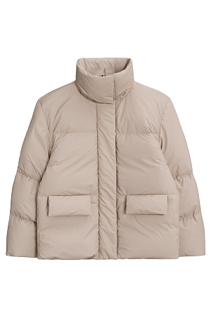 бежевый Пуховик с двумя накладными карманами, воротником-стойкой и капюшоном. Застежка на молнию под планкой. Низ изделия выполнен на регулируемой кулиске. На подкладке.