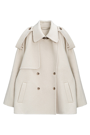 молочный Двубортное пальто с добавлением верблюжьей шерсти. Модель прямого свободного силуэта с отложным воротником и боковыми карманами. Изделие декорировано отлетной кокеткой и широкими лацканами на плечах. На талии расположены шлевки, через которые продевается пояс, выполненный из того же материала, что и пальто. Без подкладки. 