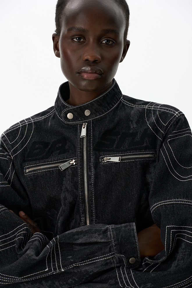 Джинсовая куртка с декоративными элементами