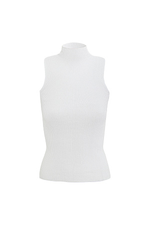 белый Цельновязаный топ с высоким воротником подчеркнёт линию плеча и визуально удлинит шею. 