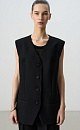 Классический жилет из поливискозы. Модель прямого кроя с имитацией карманов и V-образным вырезом. Изделие на подкладке. Застежка на пуговицы.