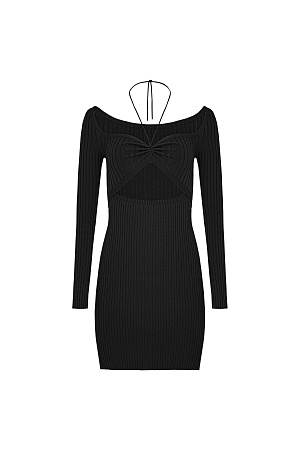 черный Платье длины мини из вискозы в широкий рубчик. Модель с длинными рукавами, разрезами на манжетах и глубоким вырезом декольте на кулиске, которую можно зафиксировать на шее.