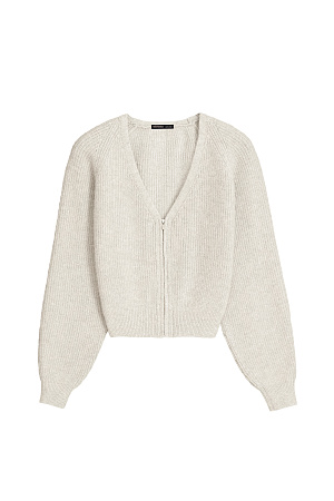бежевый Укороченный кардиган на молнии с V-образным вырезом. Содержание в пряже 40% натурального пуха лисы делает изделие теплым, мягким и в тоже время очень легким.