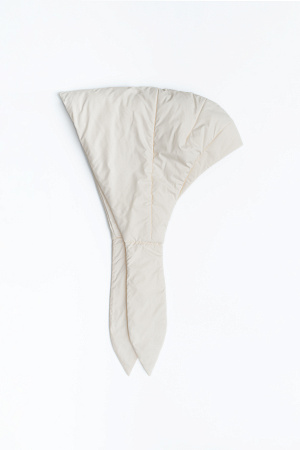 молочный Классическая косынка из плащевой ткани с подкладкой.