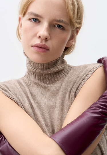 Трикотажное платье макси с высоким воротником