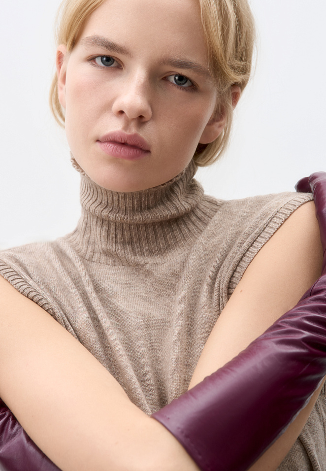 Трикотажное платье макси с высоким воротником