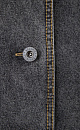 Двубортный тренч из денима на запах без подкладки. Асимметричная отлетная кокетка, отложной воротник, паты на манжетах и широкий пояс из основного материала. Передние боковые карманы на пуговицах.