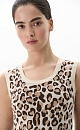 Трикотажный топ с жаккардовым рисунком, имитирующим окрас леопарда. Модель облегающего силуэта без рукавов с круглым вырезом горловины. Края изделия выполнены в рубчик. 