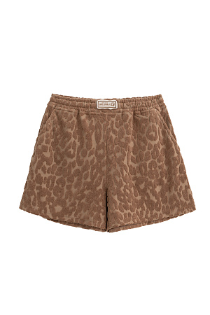 коричневый Шорты из махрового трикотажа. Модель свободного силуэта с эластичным поясом на кулиске и брендированным ярлыком. Дополнить образ можно футболкой в таком же стиле.