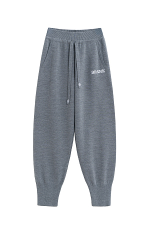 серый Трикотажные брюки из шерсти с добавлением акрила. Модель выполнена в спортивном стиле, с широким эластичным поясом на кулиске, боковыми карманами и широкими манжетами на резинке. Изделие декорировано брендированным жаккардом на штанине.