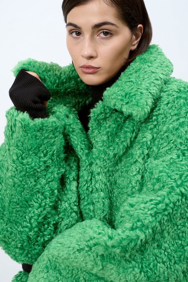 Короткая шуба с трикотажными митенками