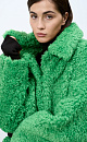 Короткая шуба из искусственного меха с отложным воротом. Застежка на кнопки под планкой. Длинные рукава с трикотажными митенками.